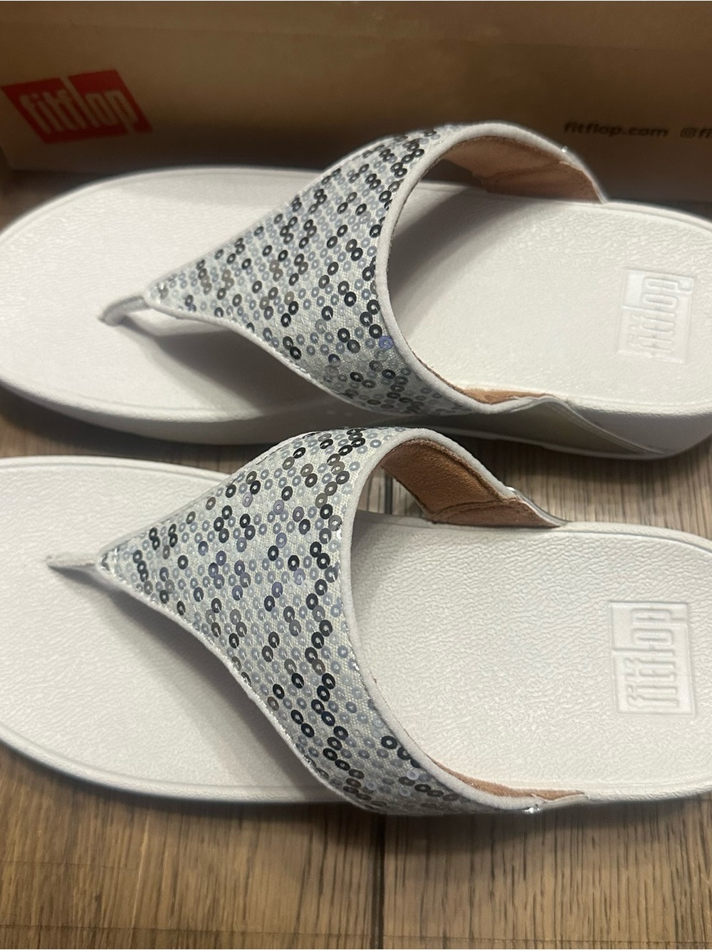 Fitflop Lulu Silver Sequin Thong Sandals for Women NIB Size 10 - Picture 2 of 4